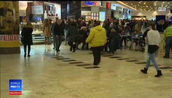 Românii se tem de majorarea cursului valutar și a ratelor de credite. Previziunile analiștilor