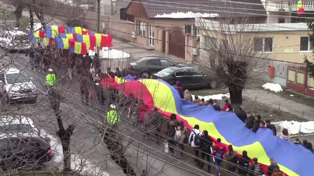 Drapel uriaș, purtat pe brațe de sute de oameni cu ocazia Centenarului Marii Uniri