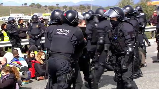 Protestarii pro-independență din Barcelona, alungați cu forța de pe șosele de polițiști