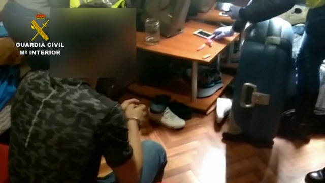 Șase români, arestați în Spania după ce au furat o sumă uriașă din automatele de bilete