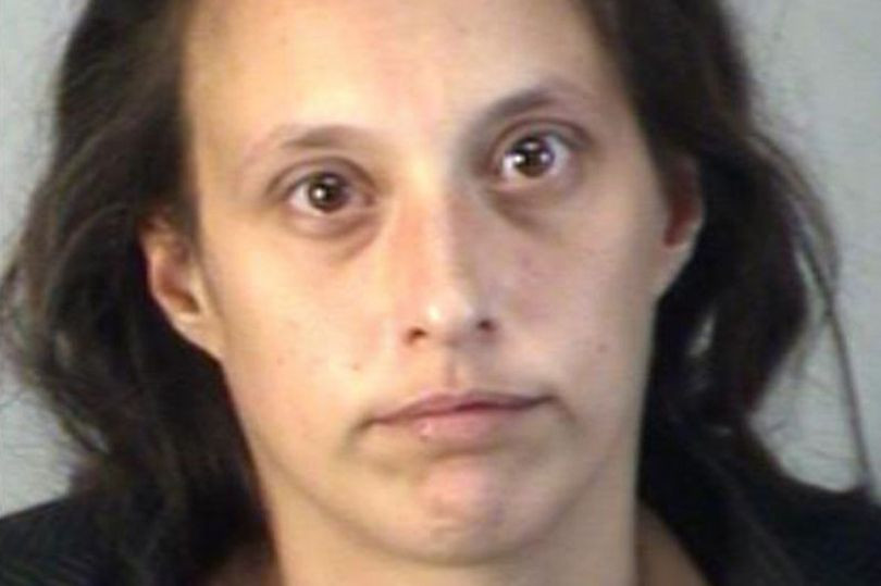 O americancă riscă cinci ani de închisoare, după ce a născut copilul fratelui ei