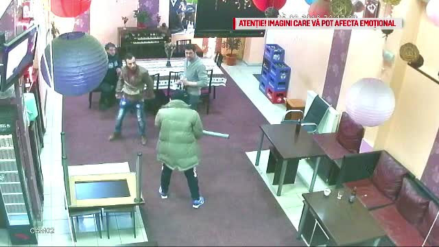 Doi bărbați din Neamț, reținuți, după ce au provocat scandal într-un bar și au bătut un client