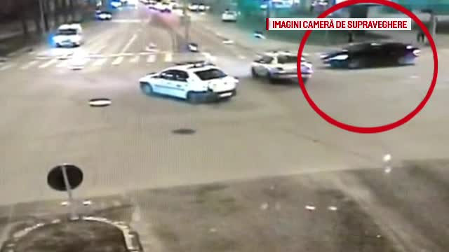 Momentul în care o mașină este lovită din plin într-o intersecție din Timișoara. VIDEO