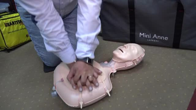 Trei licee au fost dotate cu manechine și defibrilatoare pentru acordarea primului ajutor