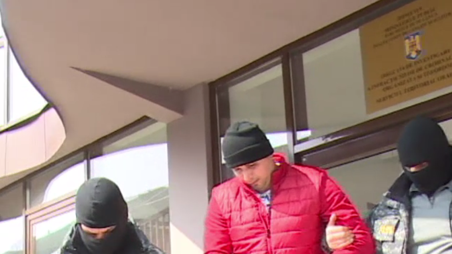 Jandarm din Oradea, suspectat că ar fi coordonat o reţea de traficanţi de etnobotanice