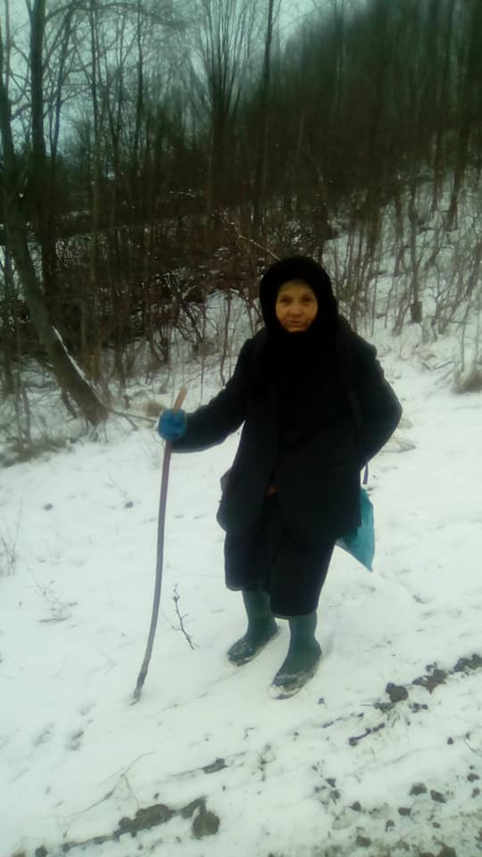 VIDEO Drumul parcurs zilnic de o bătrânică din munţii Vrancei pentru a-şi hrăni vaca de pe urma căreia se întreţine