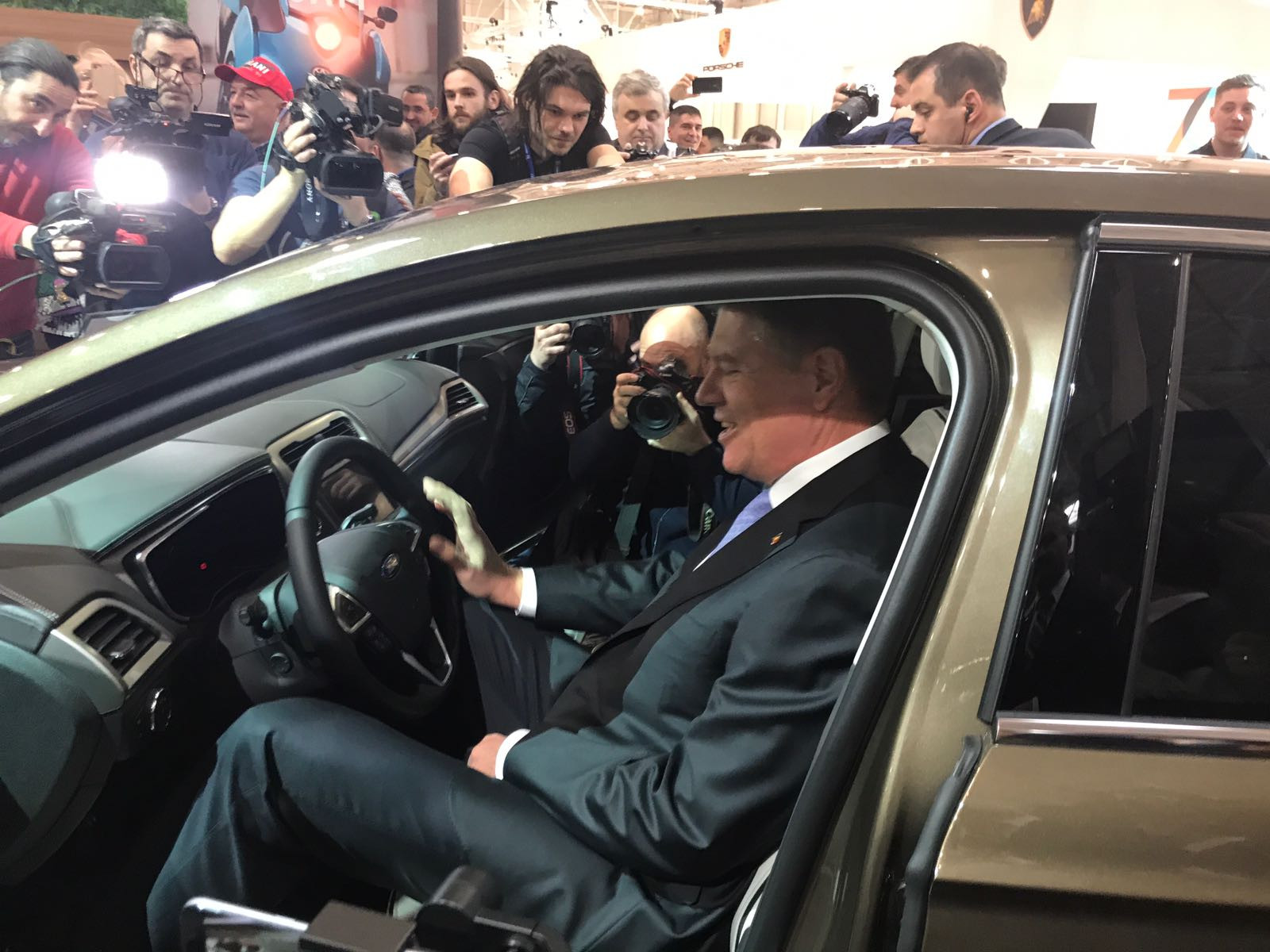 Iohannis, la Salonul Auto: ”Mașini avem, ne lipsesc drumurile. Primăvara zici că mergi pe arătură”