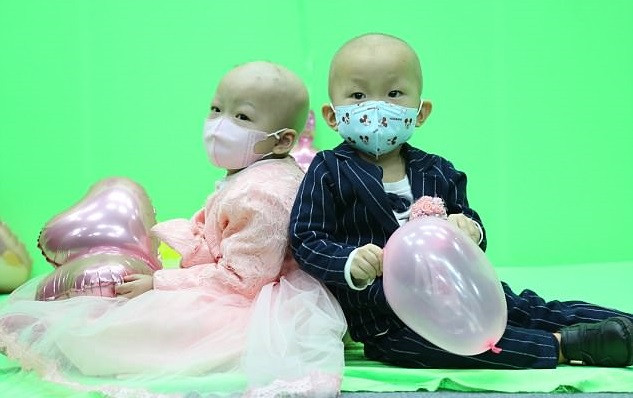 Doi copii de doi ani bolnavi de leucemie, căsătoriți de părinți. ”Era visul meu”