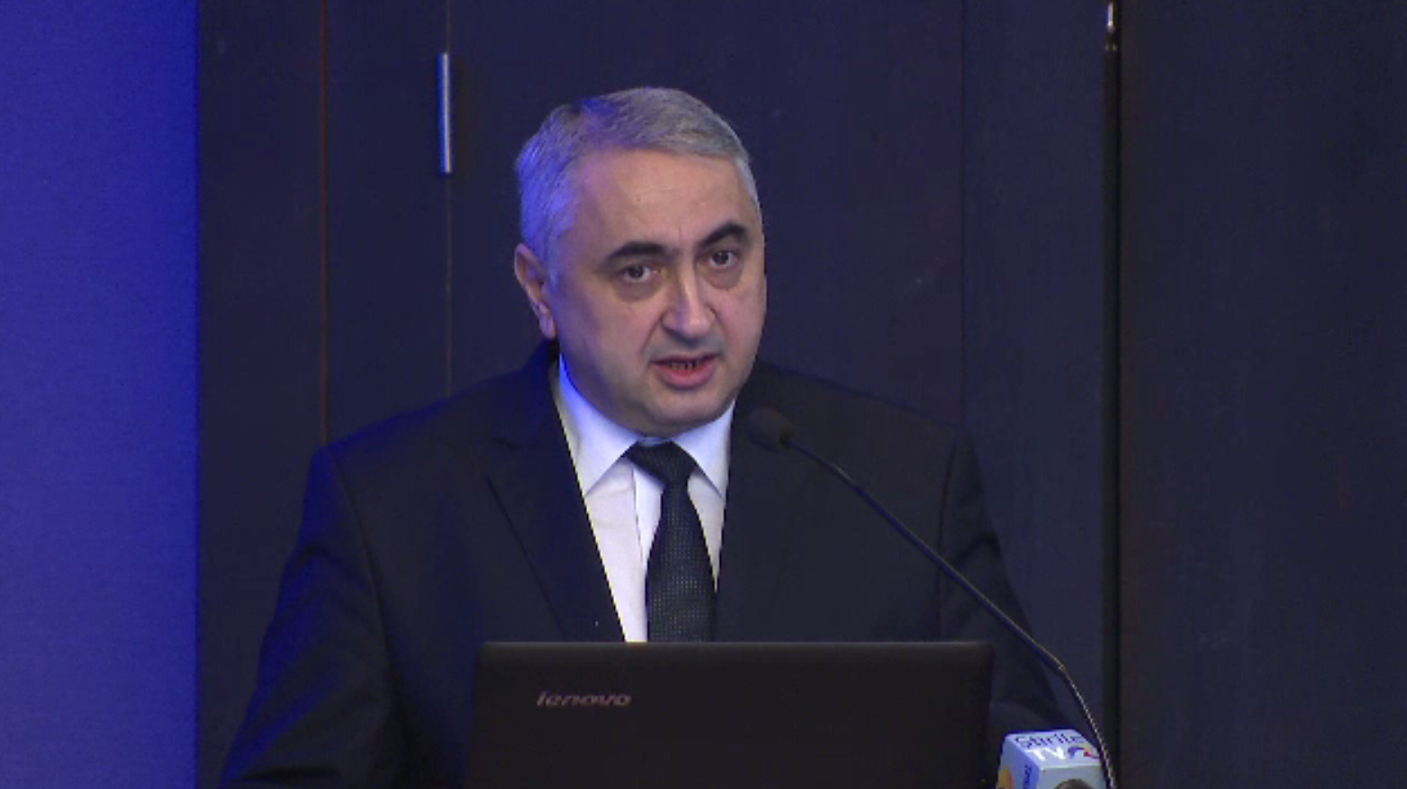 Studenții au venit la ministrul Popa cu banderole pe mâini, în semn de protest