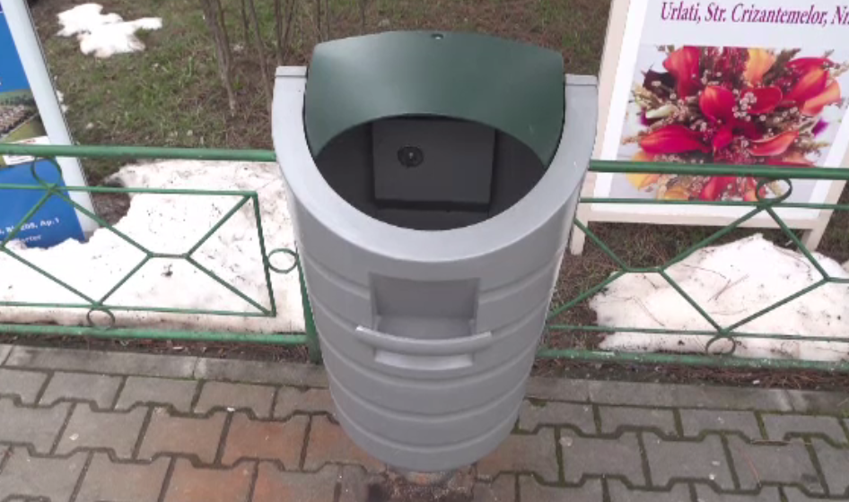 Localitatea unde primarul a cheltuit 80.000 de lei pe 80 de coșuri de gunoi