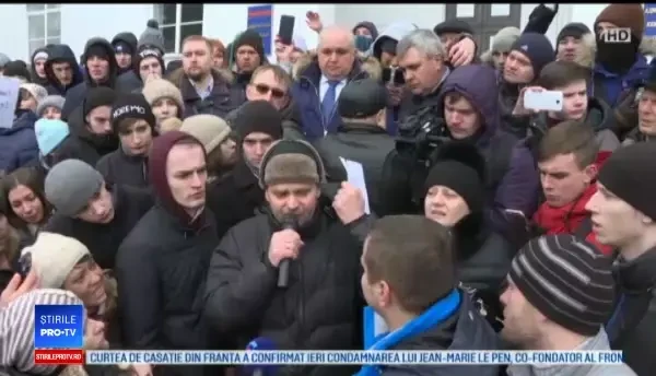 Proteste și indignare în Rusia. Oficialul care și-a cerut iertare în genunchi