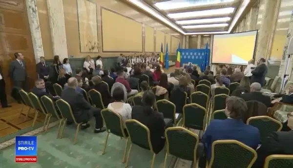 Mini concert de muzică populară la Guvern, lângă Viorica Dăncilă: ”Cântă cucu-n Bucovina”