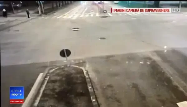 Momentul în care o mașină este lovită din plin într-o intersecție din Timișoara. VIDEO