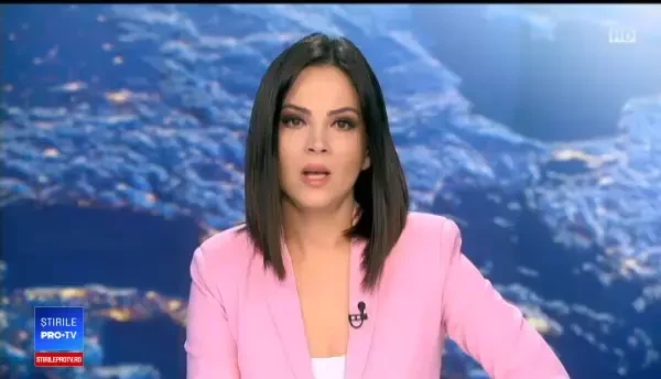 Un polițist care legitima un șofer tras pe dreapta, lovit în plin de o mașină care a derapat