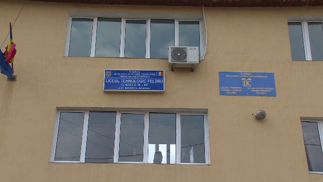 Tânăr bătut în sala de curs de doi elevi de la un liceu din Bistrița-Năsăud