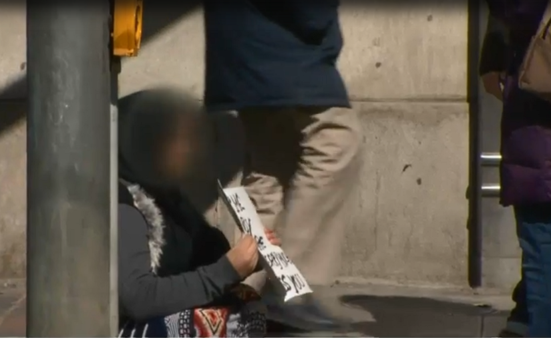 Cerşetori romi din România, pe străzile din Toronto. "Susţin că sunt refugiaţi"