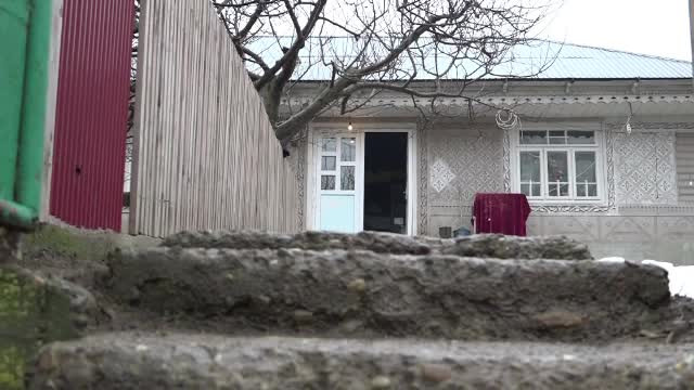 Un tânăr din Vaslui şi-a amanetat telefonul ca să aibă bani pentru cuţitul cu care şi-a ucis iubita