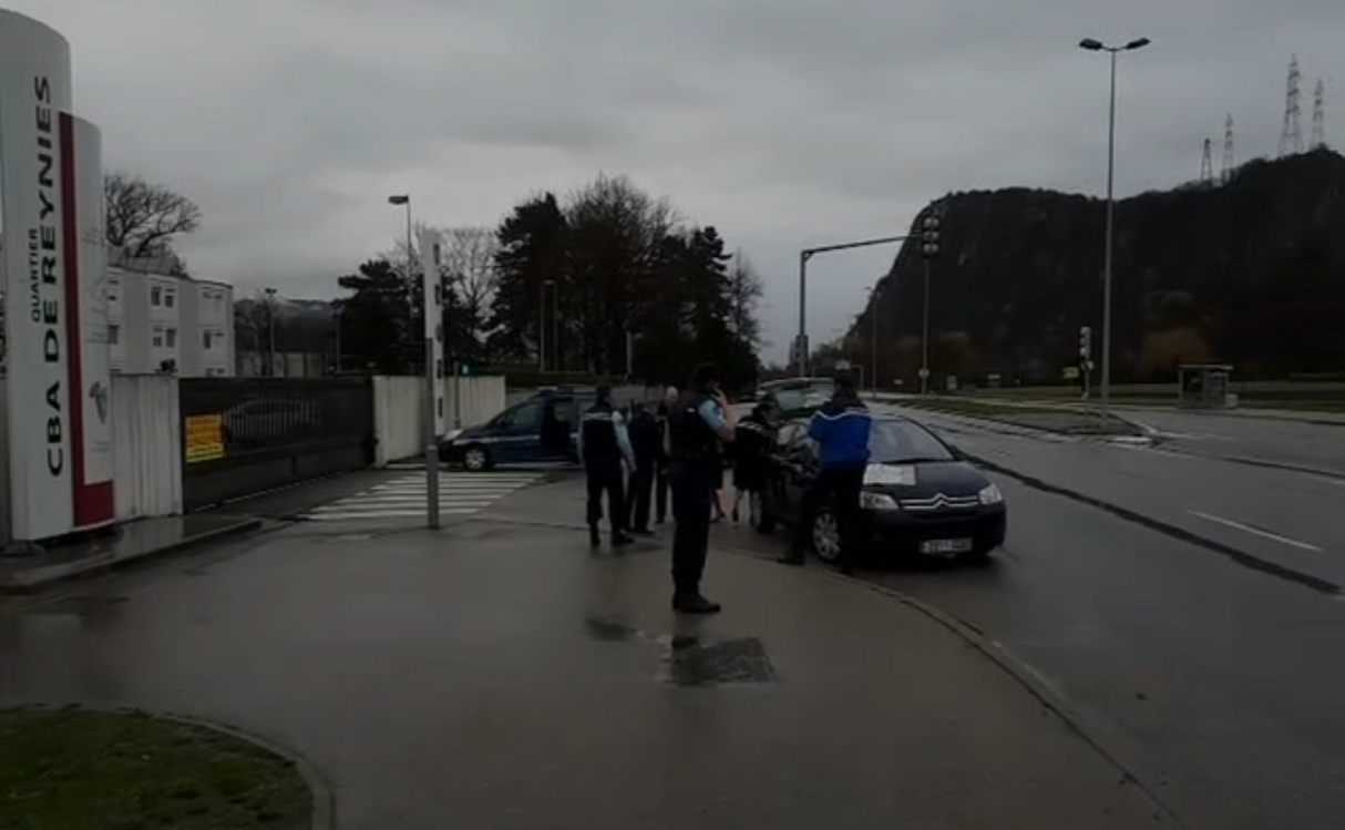 Bărbat arestat, în urma incidentului în care un șofer a încercat să intre cu maşina într-un grup de militari, în Franța