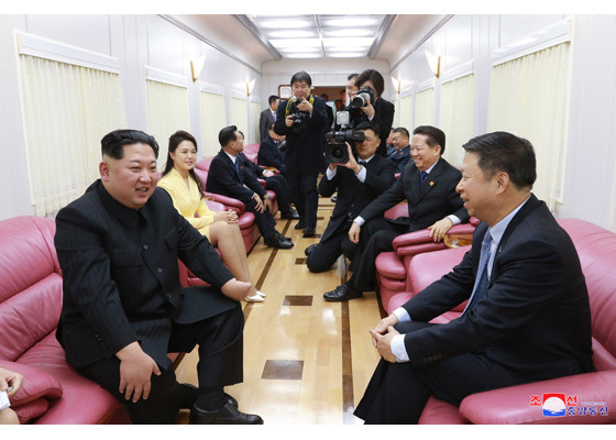 Imagini în premieră din interiorul trenului blindat al lui Kim Jong-un