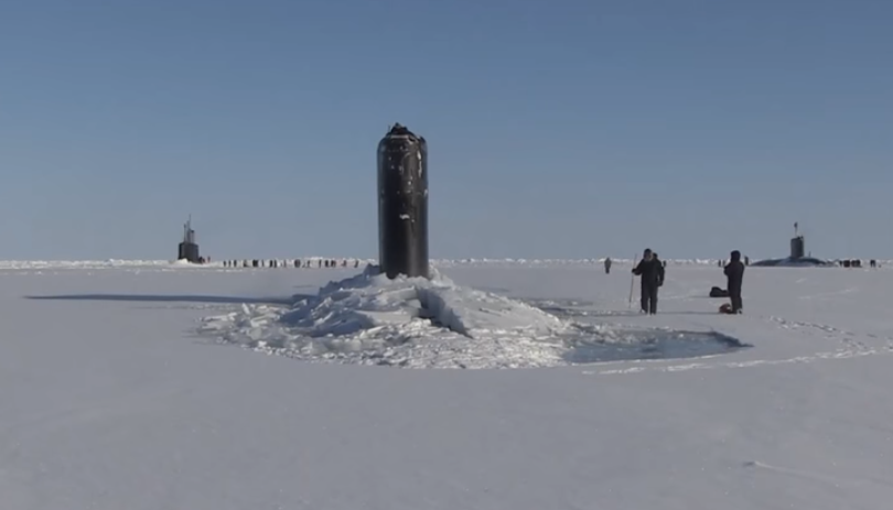 Momentul în care 3 submarine sparg gheața și ies la suprafață ”în curtea lui Putin”