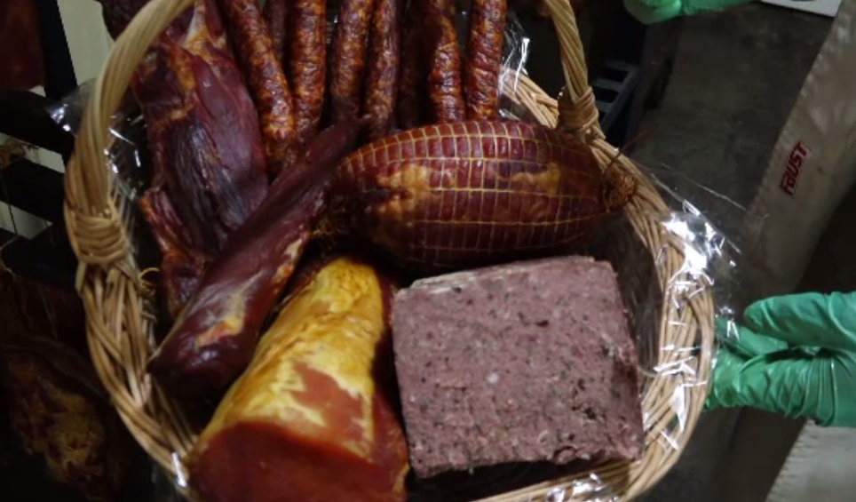 Românii care nu gătesc pentru Paște cumpără preparatele de la fermieri. Prețurile pentru un coș