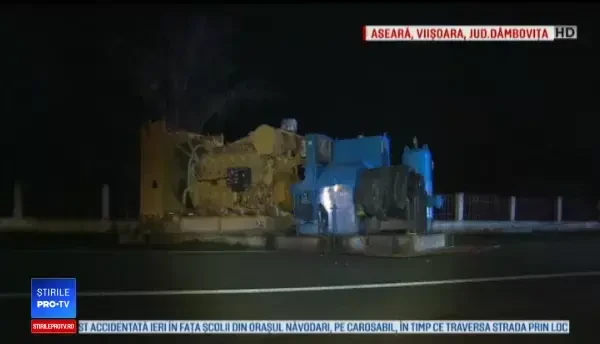DN 72, blocat după ce un utilaj a căzut dintr-un camion. Putea să cadă pe o casă