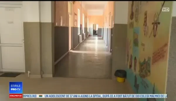 Tânăr, bătut în sala de curs de doi elevi de la un liceu din Bistrița-Năsăud