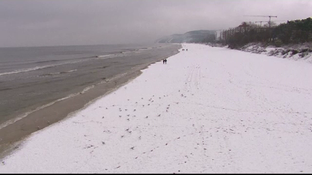 Avertizare de vremea rea în Polonia. O plajă a fost acoperită cu zăpadă
