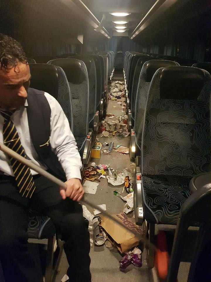 Elevii unei școli din Focșani au lăsat un munte de gunoaie în autocar, după o cursă. FOTO