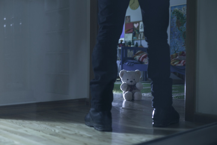 Un bărbat și-a obligat iubita să îi abuzeze sexual fiul de 11 ani