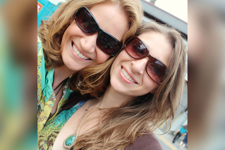 Cuplu de lesbiene, suspectat că s-a aruncat cu mașina în gol împreună cu 6 copii