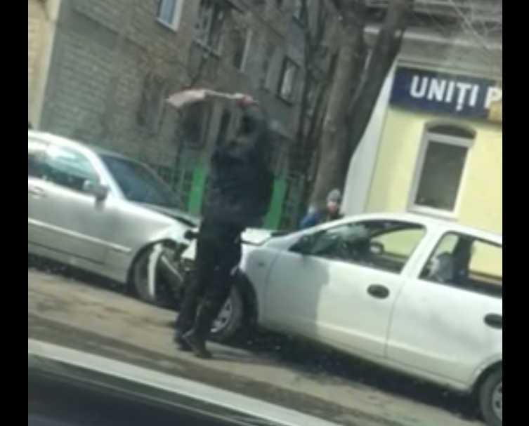 Un moldovean înarmat a făcut 2 accidente, apoi a început să distrugă maşinile cu o lopată
