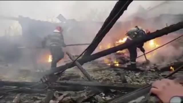 O hală cu materiale de construcții a fost mistuită de flăcări