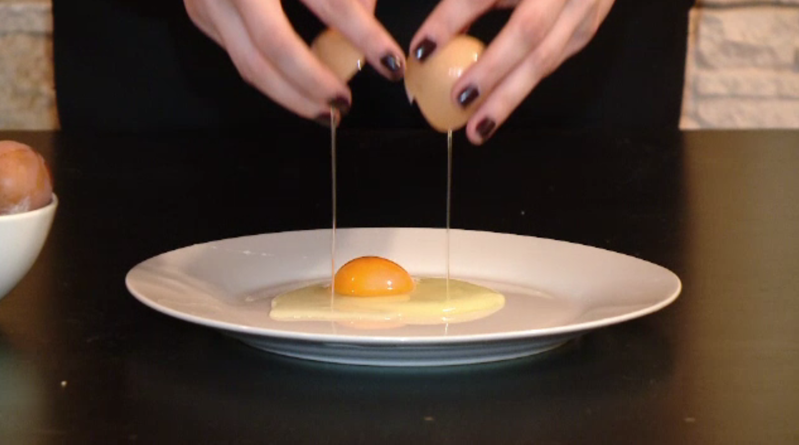 Cum ne dăm seama dacă ouăle cumpărate pentru Paște sunt proaspete