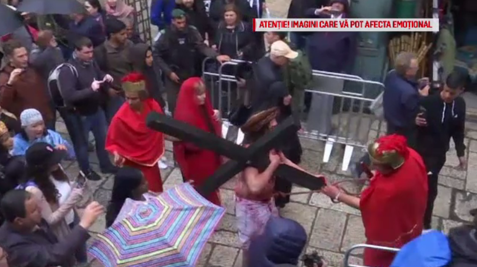 Procesiuni religioase în Vinerea Mare, la catolici. Papa Francisc asistă la Drumul Crucii