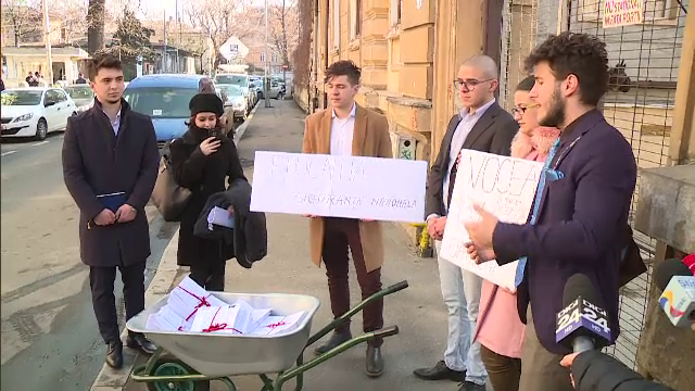 Elevii au venit cu o roabă plină de semnături la Ministerul Educaţiei. Ce îi nemulţumeşte