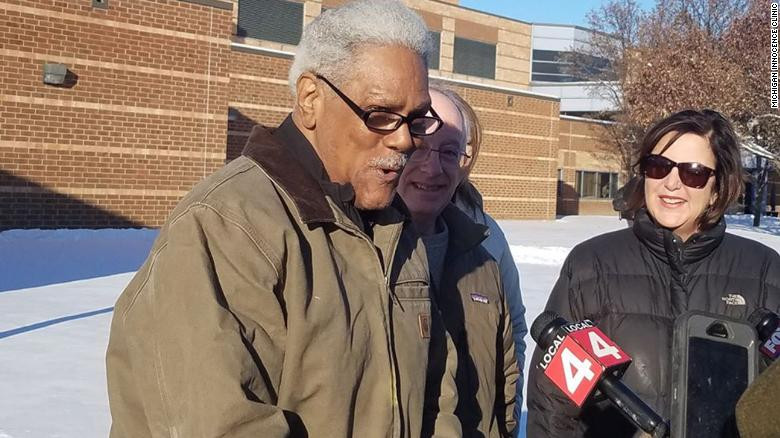 Primul lucru făcut, la eliberare, de un deținut care a stat pe nedrept 45 de ani în închisoare