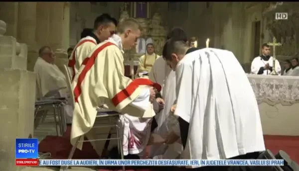 Momente impresionante la catedrala romano-catolică din Alba Iulia, în Joia Mare: „Este o slujbă purificatoare”