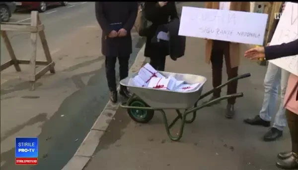 Elevii au venit cu o roabă plină de semnături la Ministerul Educaţiei. Ce îi nemulţumeşte