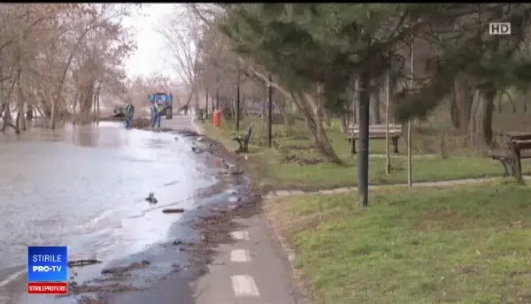 Dunărea a depășit cota de inundație, în mai multe localități. Apa a pătruns pe faleza pietonală