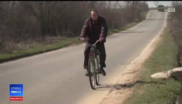 Copacul plin de icoane, la care toți se închină. Cine l-ar fi plantat acum 400 de ani