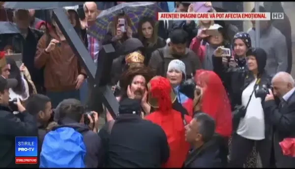 Procesiuni religioase în Vinerea Mare, la catolici. Papa Francisc asistă la Drumul Crucii