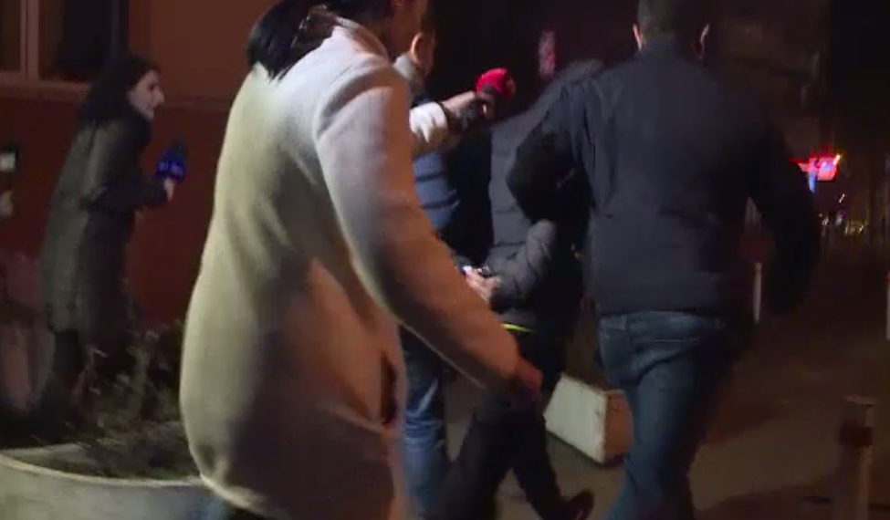 Profesorul acuzat că a agresat sexual o elevă de 9 ani a fost arestat. Mama: ”I-a dat pantalonii jos”