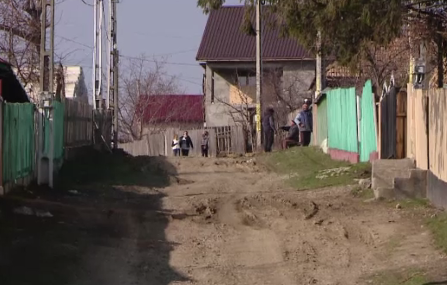 Băiat de 5 ani, găsit înecat într-un pârâu de lângă casă. Mama credea că se joacă în curte