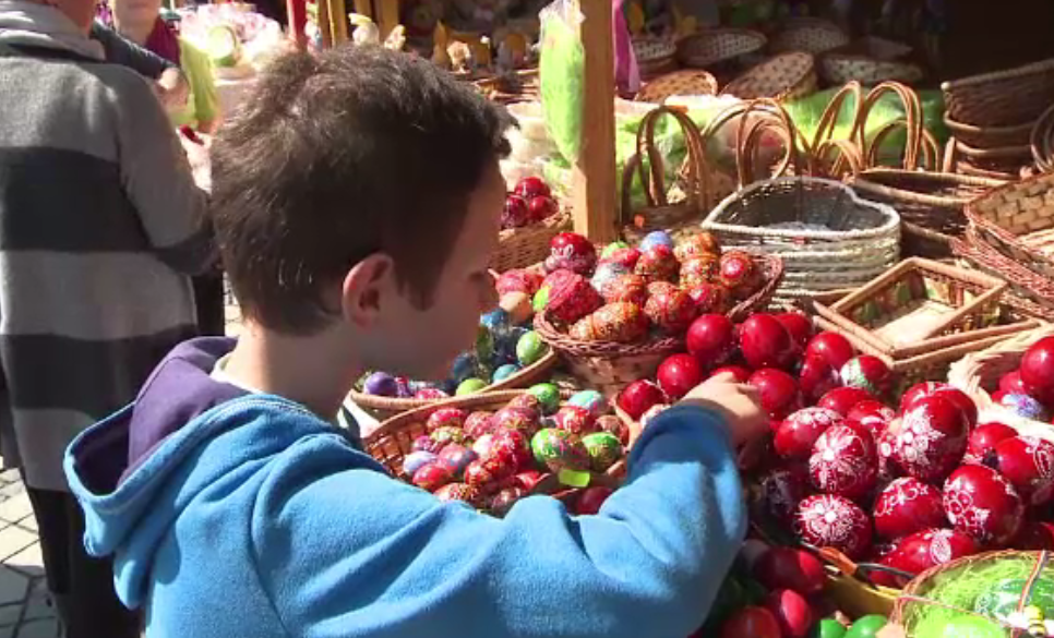 Ouă de lemn vopsite, coșulețe împletite sau iepurași de pânză, la târgul de Paște de la Sibiu