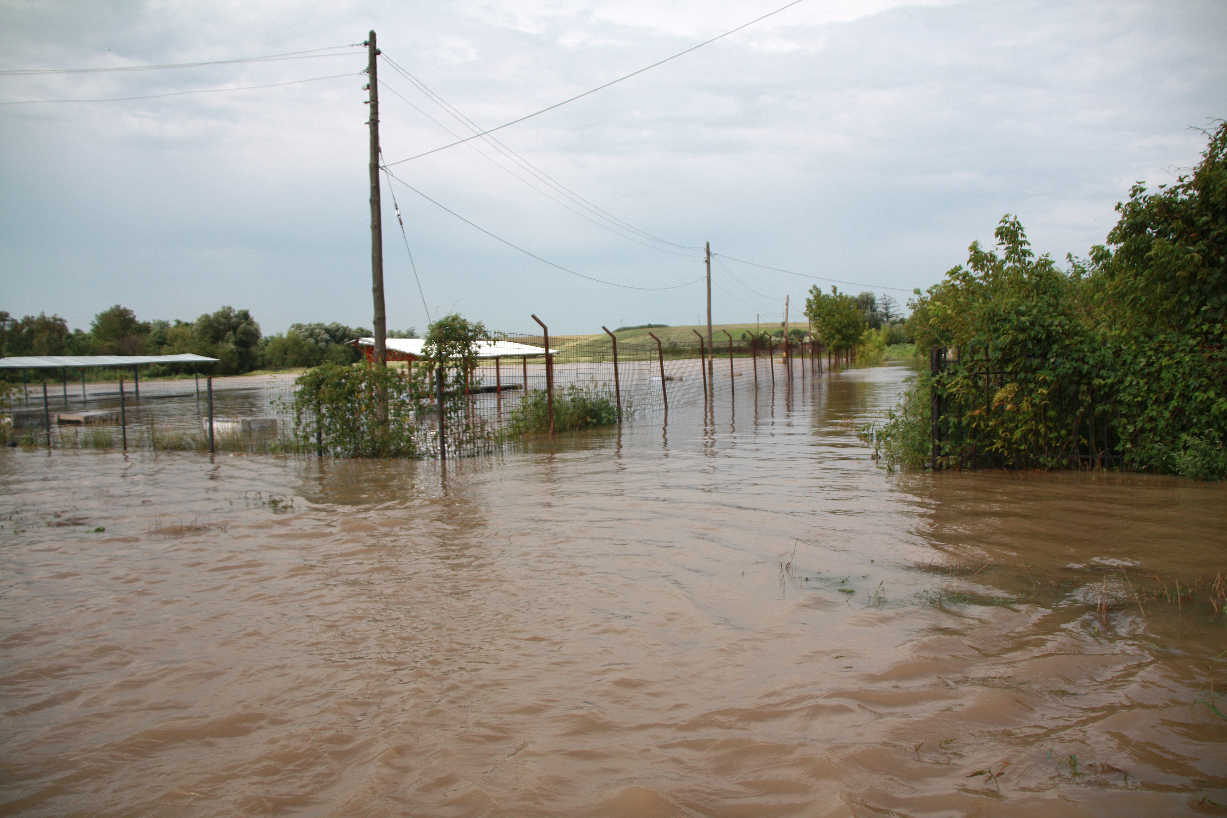Inundații grave în Teleorman. Peste 150 de gospodării şi sute de hectare de terenuri arabile, afectate de ape