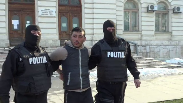 Un tânăr din Vaslui a intrat cu cuțitul în cancelarie, după iubita de 14 ani. Agresorul, arestat