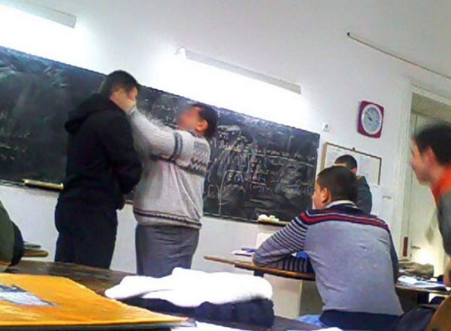 Profesor din Botoșani bătut în clasă de doi elevi. Unul din ei i-a tras scaunul de la catedră