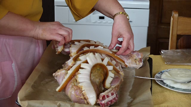 Reţetă de miel umplut. Cum se sărbătorește Paștele Catolic în Maramureș