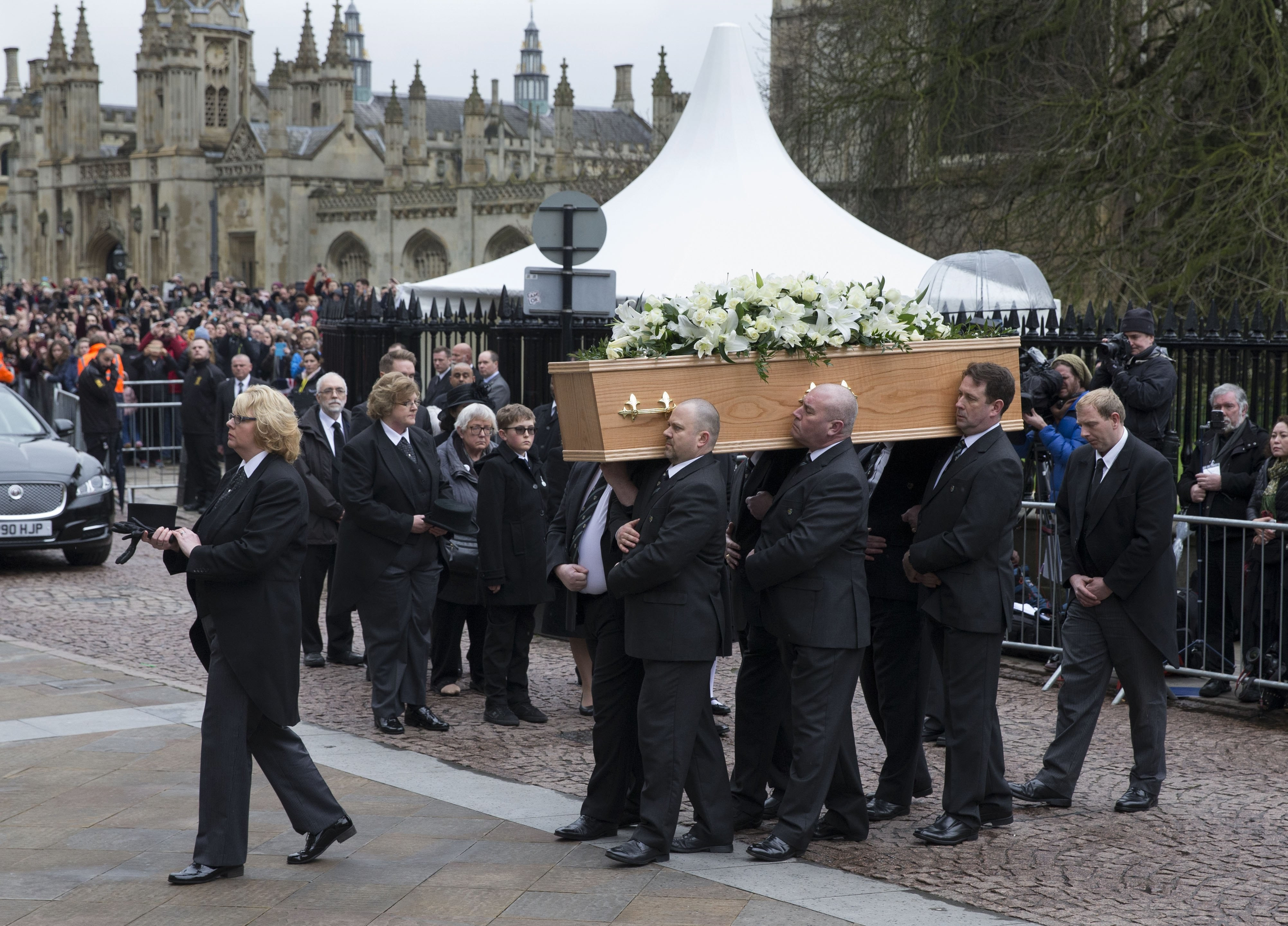 Mulțime impresionantă la funeraliile lui Stephen Hawking. A participat și actorul Eddie Redmayne